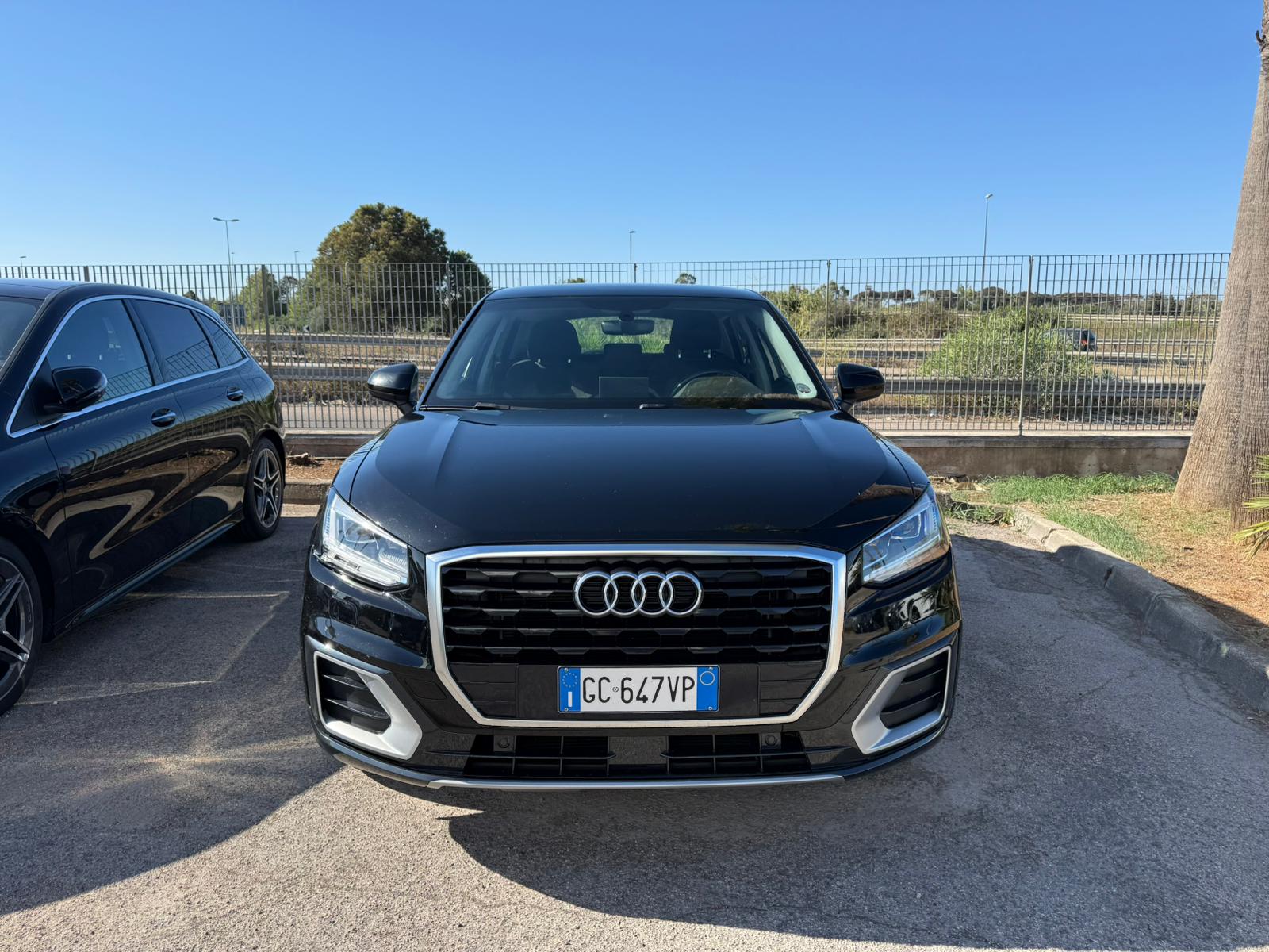 Q2 30 TDI Stronic Identity Black