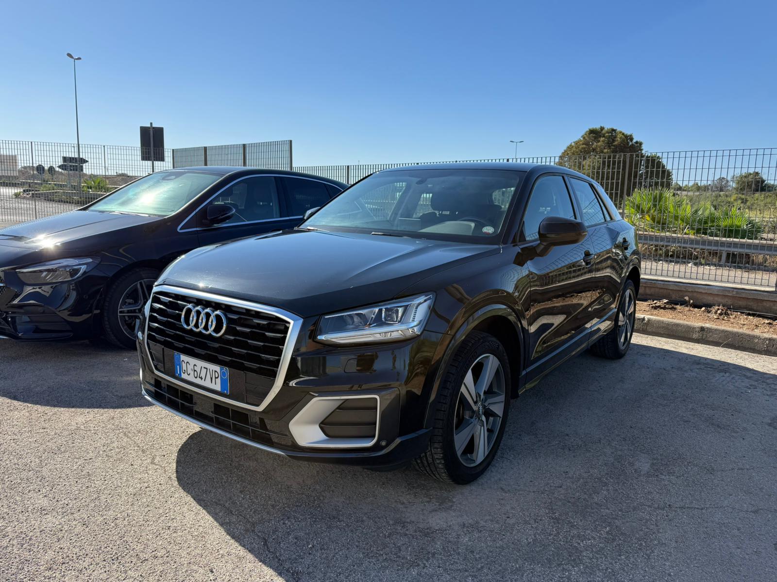 Q2 30 TDI Stronic Identity Black