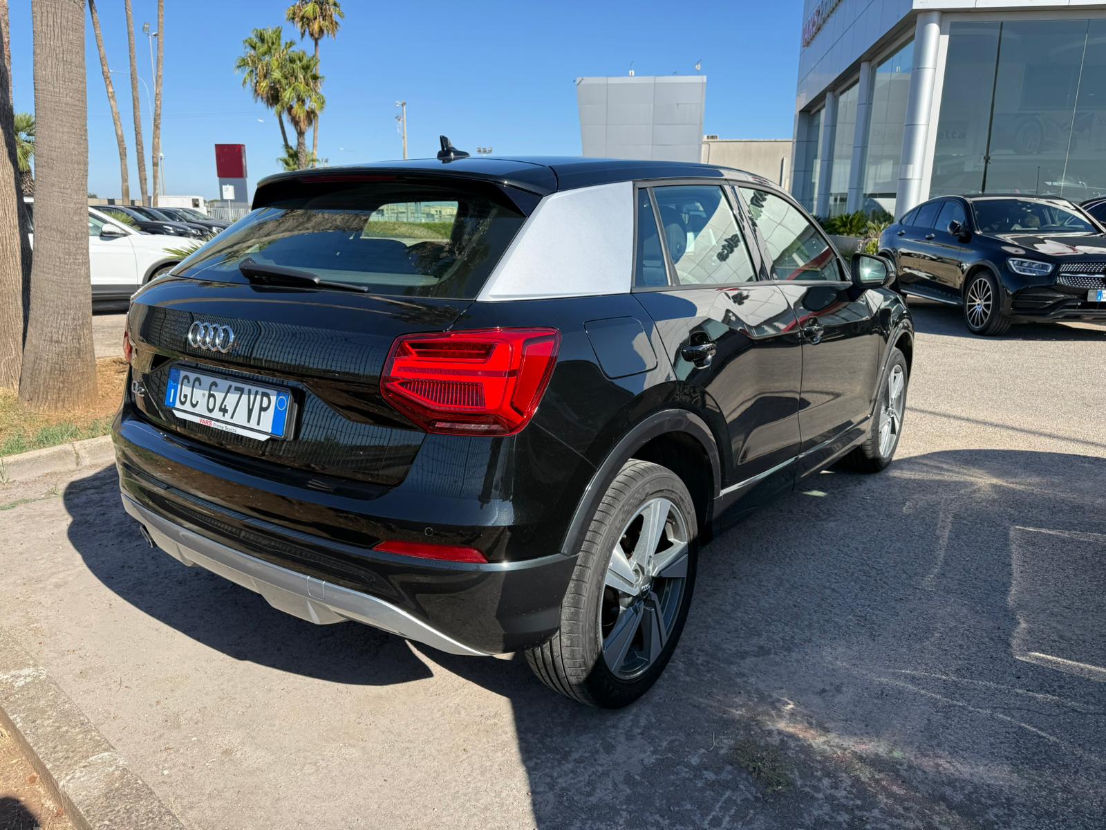 Q2 30 TDI Stronic Identity Black