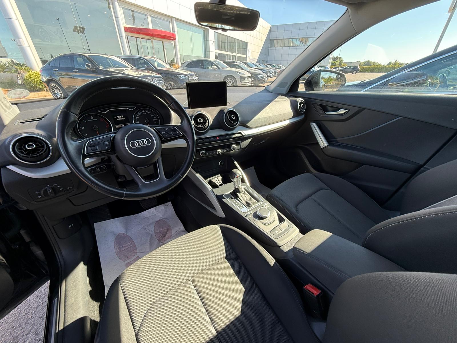 Q2 30 TDI Stronic Identity Black